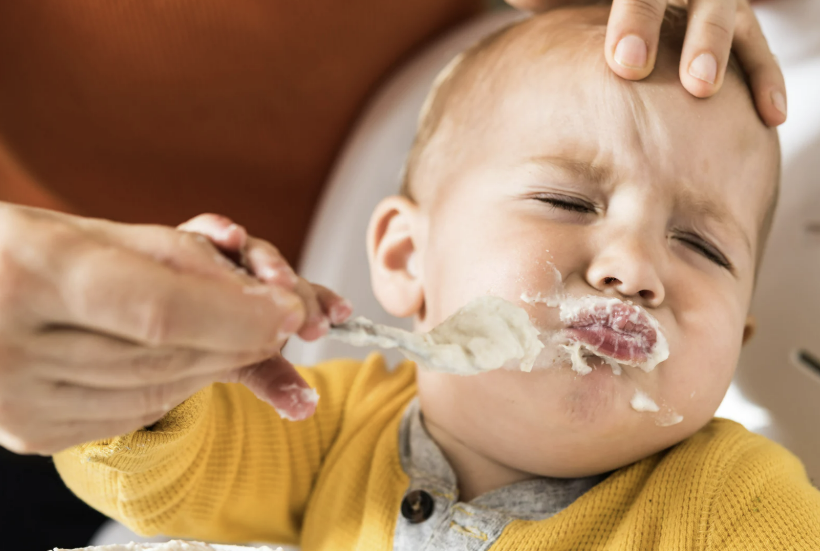 bahasa tubuh bayi saat makan, tanda bayi tidak nyaman makan, bayi sulit makan, penyebab bayi menolak makanan, cara mengatasi bayi tersedak, Bunda, si Kecil
